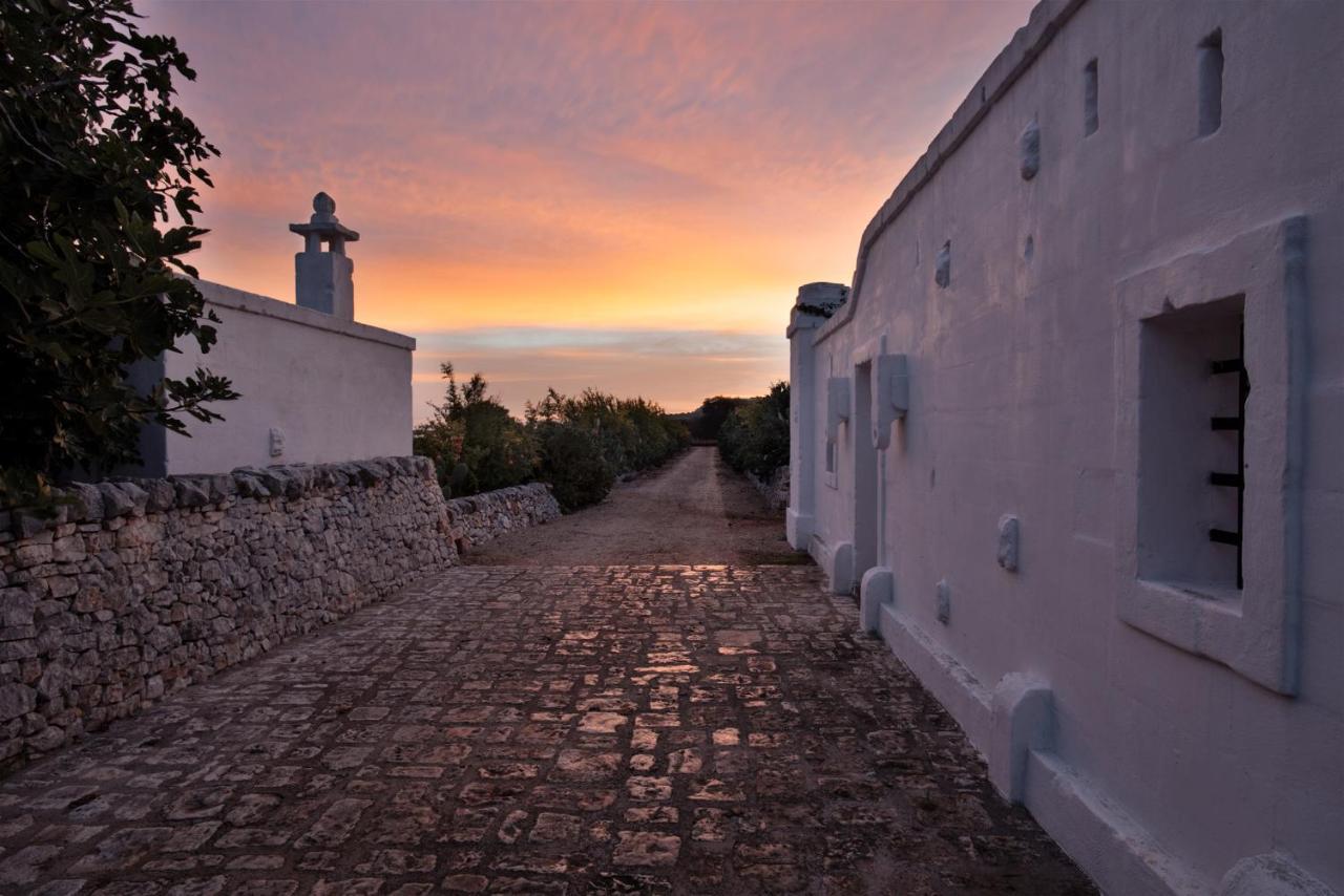 Masseria Le Carrube Остуни Екстериор снимка